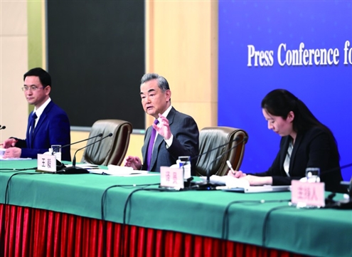 3月7日,十四届全国人大二次会议在北京梅地亚中心举行记者会。中共中央政治局委员、外交部长王毅就中国外交政策和对外关系回答中外记者提问。◎新华社发